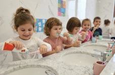 Размяна на бацили или полезен навик? Родители спорят за миенето на зъби в детските градини