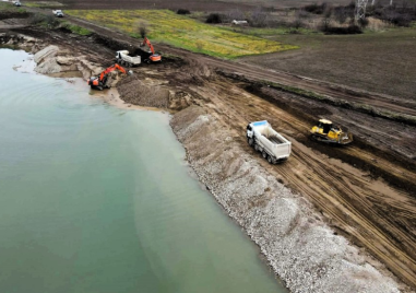 Институционален вакуум в Йоаким Груево: Маскира ли строежът на рибарник незаконна кариера?