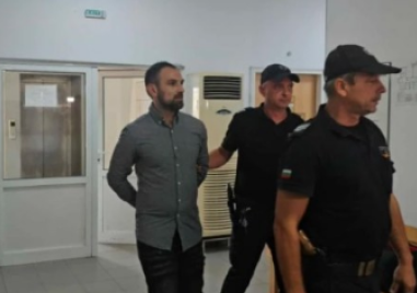 Нов служебен адвокат ще защитава малкия Адриан, малтретиран от пастрока си