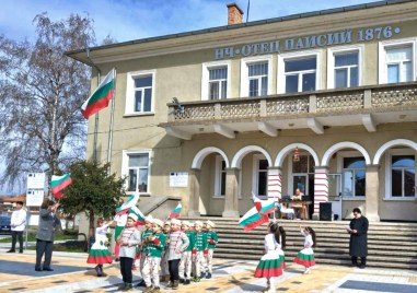 С издигане на националния флаг и патриотични песни Брезово почете Националния празник