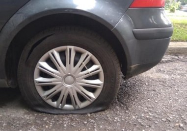 Вандали нарязаха гумите на няколко коли в Асеновград