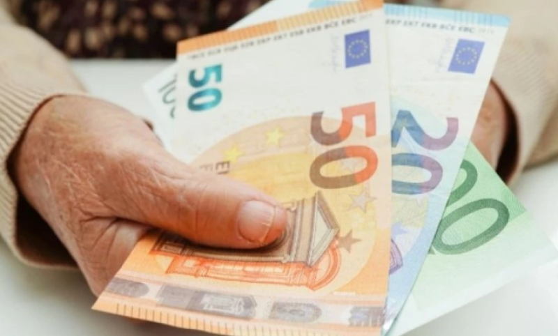 Изплащат по-късно пенсиите и през март