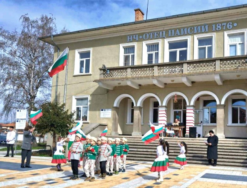 С издигане на националния флаг и патриотични песни Брезово почете Националния празник