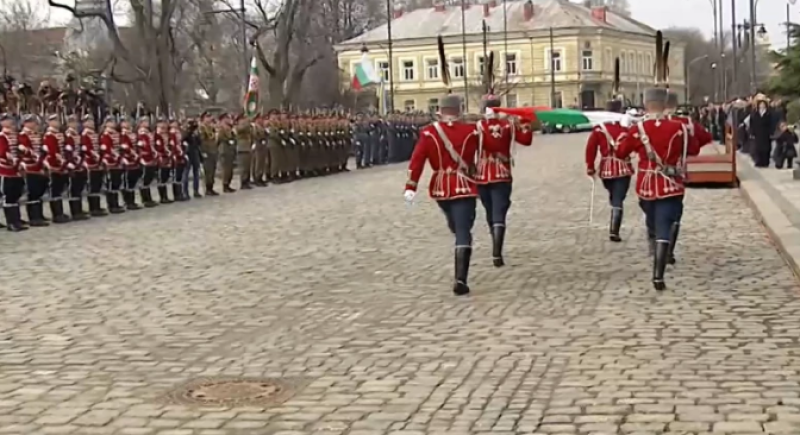 20 артилерийски залпа отекнаха по случай 3 март,