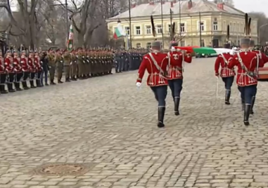 20 артилерийски залпа отекнаха по случай 3 март,