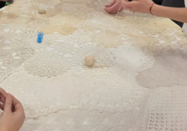 Най-голямата българска рокля оживява от плетени дантели, представят я в Раковски