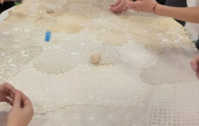 Най-голямата българска рокля оживява от плетени дантели, представят я в Раковски