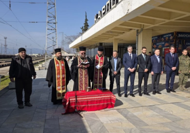 Представиха най-новия локомотив “Васил Левски“ на гарата в Карлово