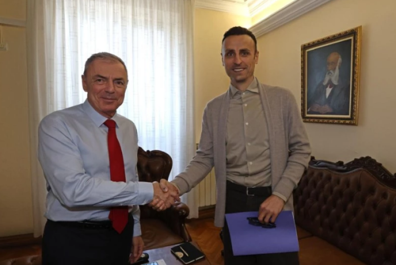 Бербатов предлага салоните в училищата да остават отворени след часовете