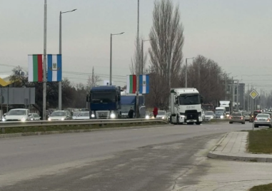 Катастрофа затрудни движението на Кукленско шосе