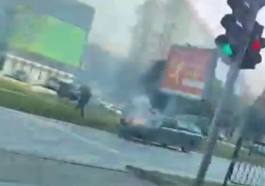 Кола се запали близо до бензиностанция в Пловдив