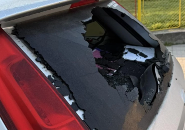 Вандали счупиха с камък стъклото на кола в Кючука