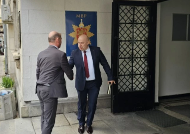 Жената на Васил Костадинов брани имиджа му с класифицирана информация