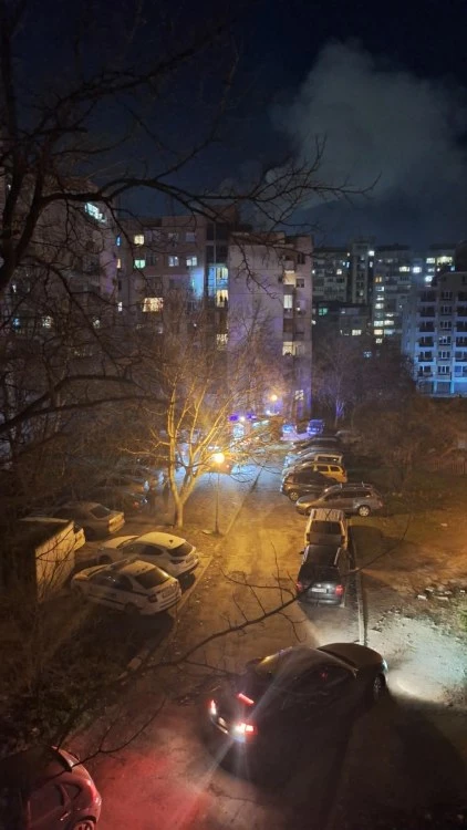 Пожар бушува на висок етаж в жилищен блок в Южен
