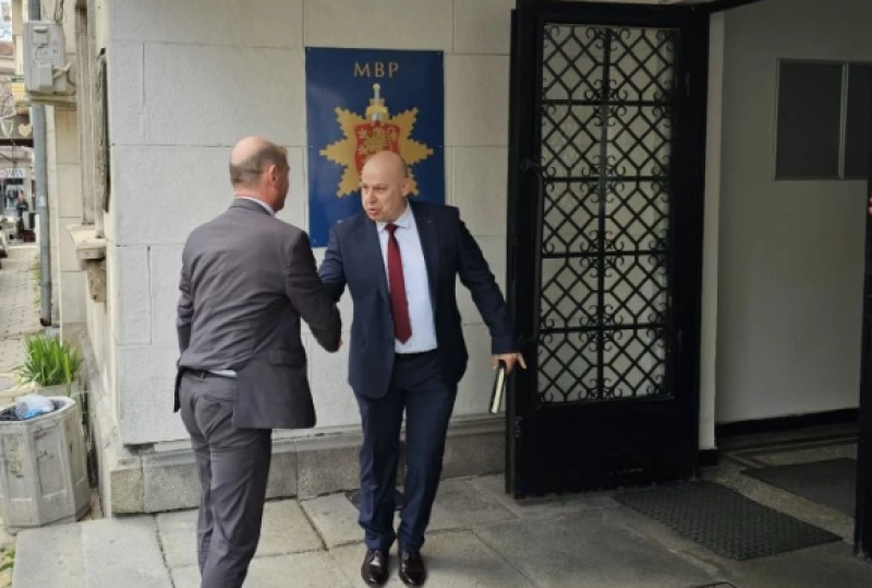 Жената на Васил Костадинов брани имиджа му с класифицирана информация