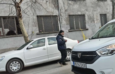 Мъж преследва коли за пари на натоварен булевард в Пловдив