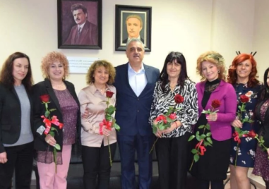 Димитър Иванов награди победителите в конкурса за най-красива ръчно изработена мартеница