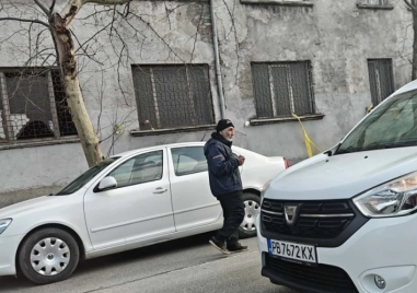 Мъж преследва коли за пари на натоварен булевард в Пловдив