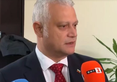 Министър Дечев: Ще се запозная с аргументите на протестиращите и ще взема решение за Костадинов