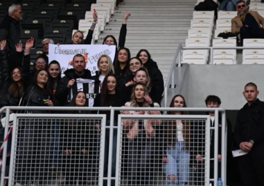 Ученици изненадаха и зарадваха учителя си на стадион “Локомотив“