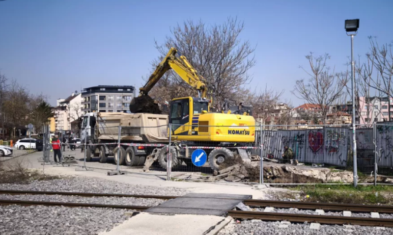 Изграждат западната кула на пасарелката зад Сточна гара, трябва да е завършена през лятото