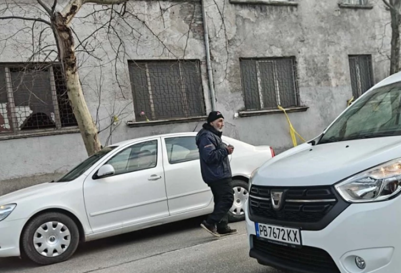Мъж преследва коли за пари на натоварен булевард в Пловдив