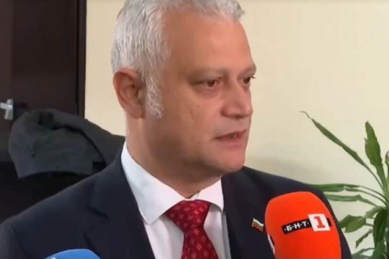 Министър Дечев: Ще се запозная с аргументите на протестиращите и ще взема решение за Костадинов