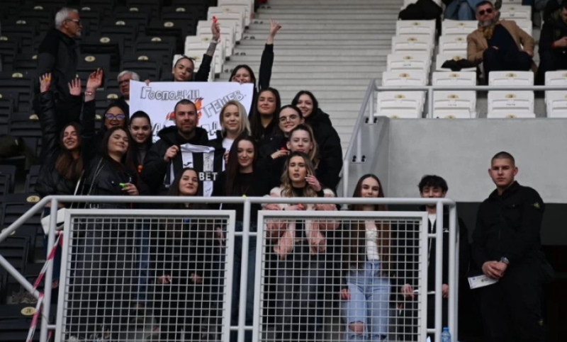 Ученици изненадаха и зарадваха учителя си на стадион “Локомотив“