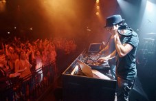 Диджеите по света и у нас празнуват днес