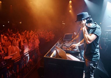 Диджеите по света и у нас празнуват днес