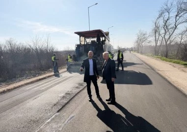 Ремонтът на Рогошко шосе навлиза в решителна фаза: Полагат последния пласт асфалт до моста