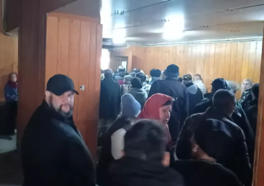 Пенсионери нахлуха в Централна поща, дочули, че няма да раздават пенсии