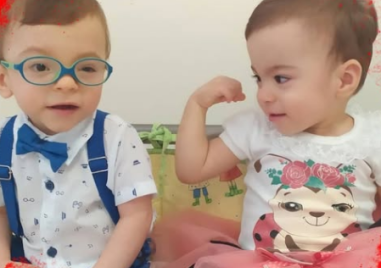 Вики и Джули - смели близначета, които имат нужда от помощ