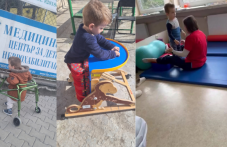 Малкият Тихомир има нужда от помощ, за да може да ходи и да тича