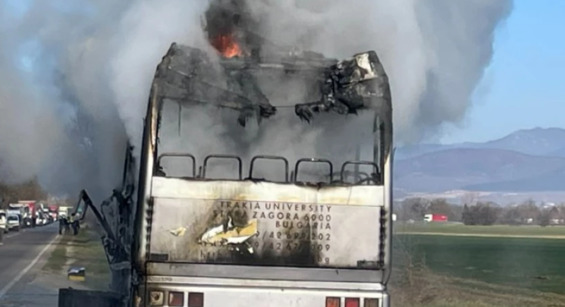 Автобус пламна в движение