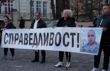 „Оставка на Васил Костадинов!“ отекна пред сградата на МВР в София ВИДЕО