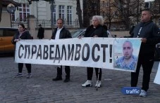 „Оставка на Васил Костадинов!“ отекна пред сградата на МВР в София ВИДЕО