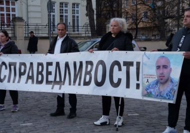 „Оставка на Васил Костадинов!“ отекна пред сградата на МВР в София ВИДЕО