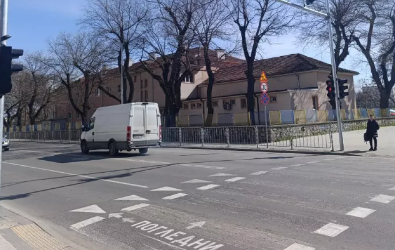 Нов пешеходен светофар вече работи на възлово място в район „Южен“