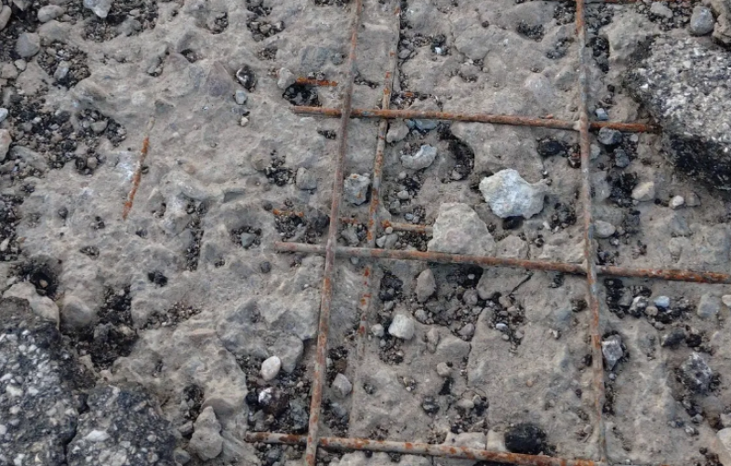 Опасни дупки по мост в Карлово застрашават шофьори и автомобили