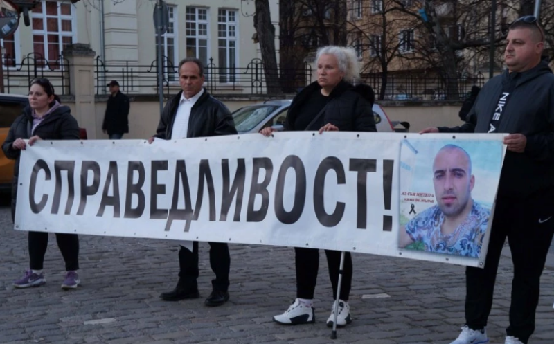 „Оставка на Васил Костадинов!“ отекна пред сградата на МВР в София ВИДЕО