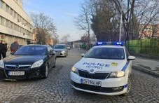 Две хигиенистки си спретнаха бой в двора на пловдивско училище, в основата - мъж