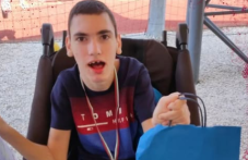 Мишо е само на 19, а води битка, по-голяма от възрастта му