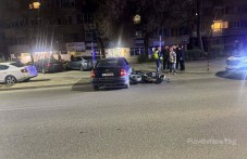 Мотор и кола се удариха в центъра на Пловдив, мотористът е в болница