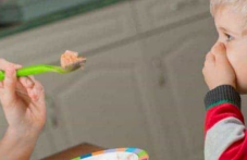 Важно за родители! Детето бута и плюе храната, какво да правите?