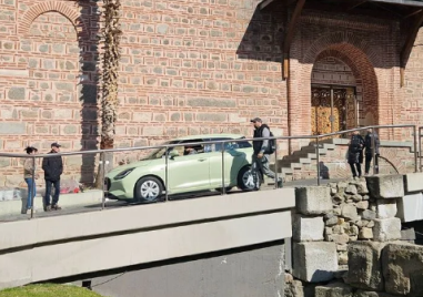 Кола се озова на Главната СНИМКИ