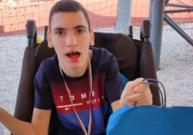 Мишо е само на 19, а води битка, по-голяма от възрастта му