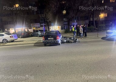 Мотор и кола се удариха в центъра на Пловдив, мотористът е в болница