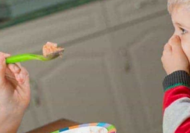 Важно за родители! Детето бута и плюе храната, какво да правите?