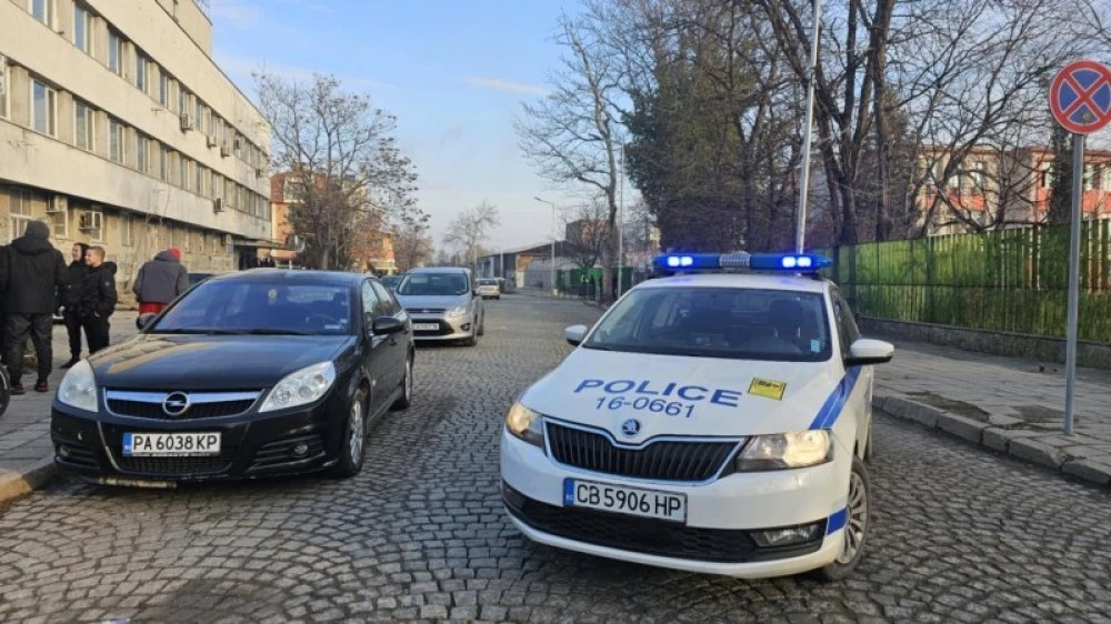 Две хигиенистки си спретнаха бой в двора на пловдивско училище, в основата - мъж